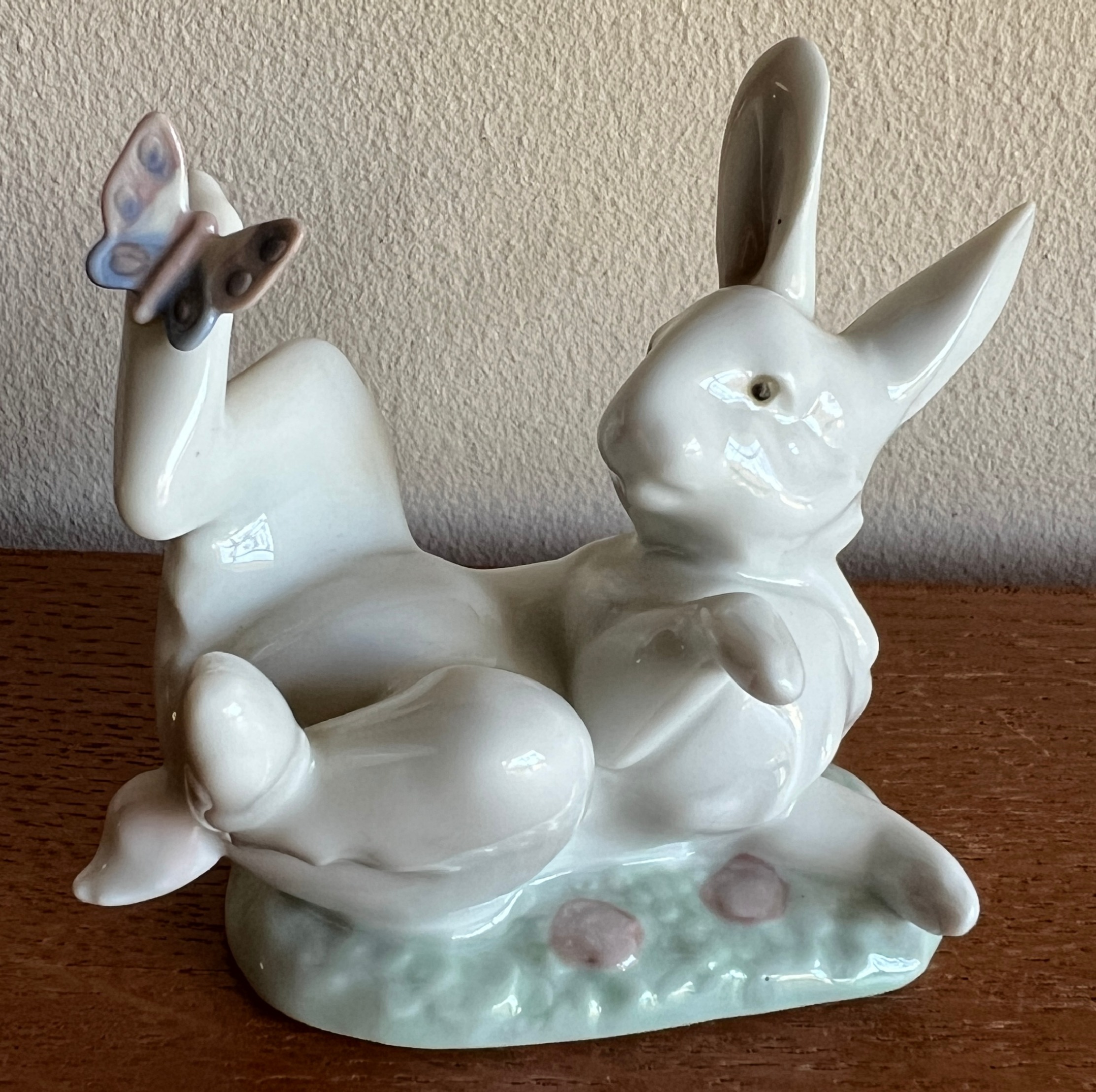 リヤドロ LLADRO 5888 うさぎ　蝶々 ”That Tickles” LLADRO That Tickles 5888 Porcelain Bunny Rabbit with Butterfly